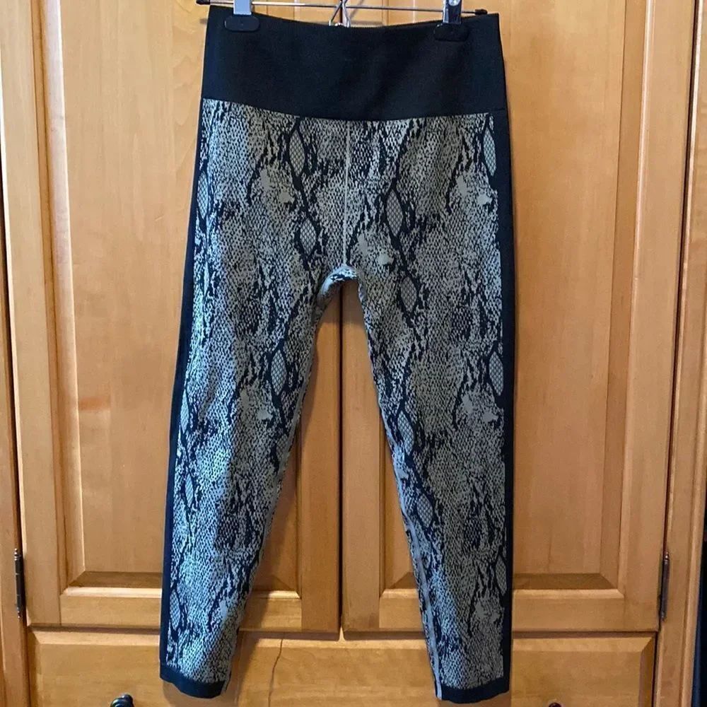 Fabletics High waisted seamless snakeskin leggings size L